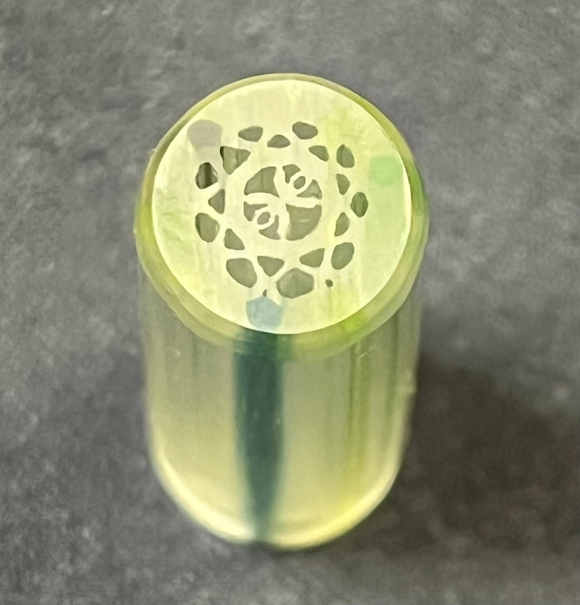 Geo Tip – Konischer Glastip, 10 auf 11 mm,26 Loch, UV-reaktiv, Unikat M.Gibbons Italien